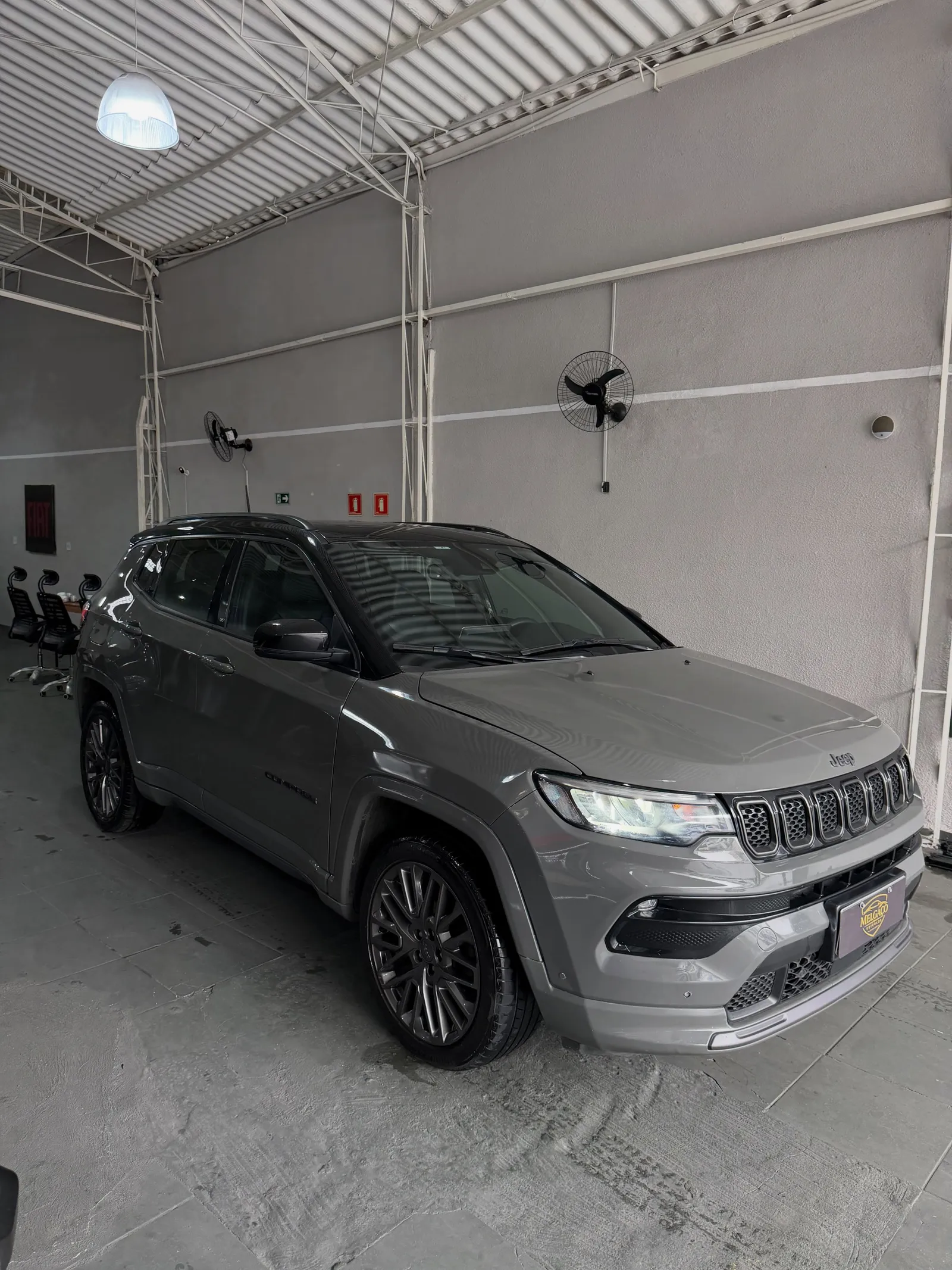 Jeep Compass no salão da loja